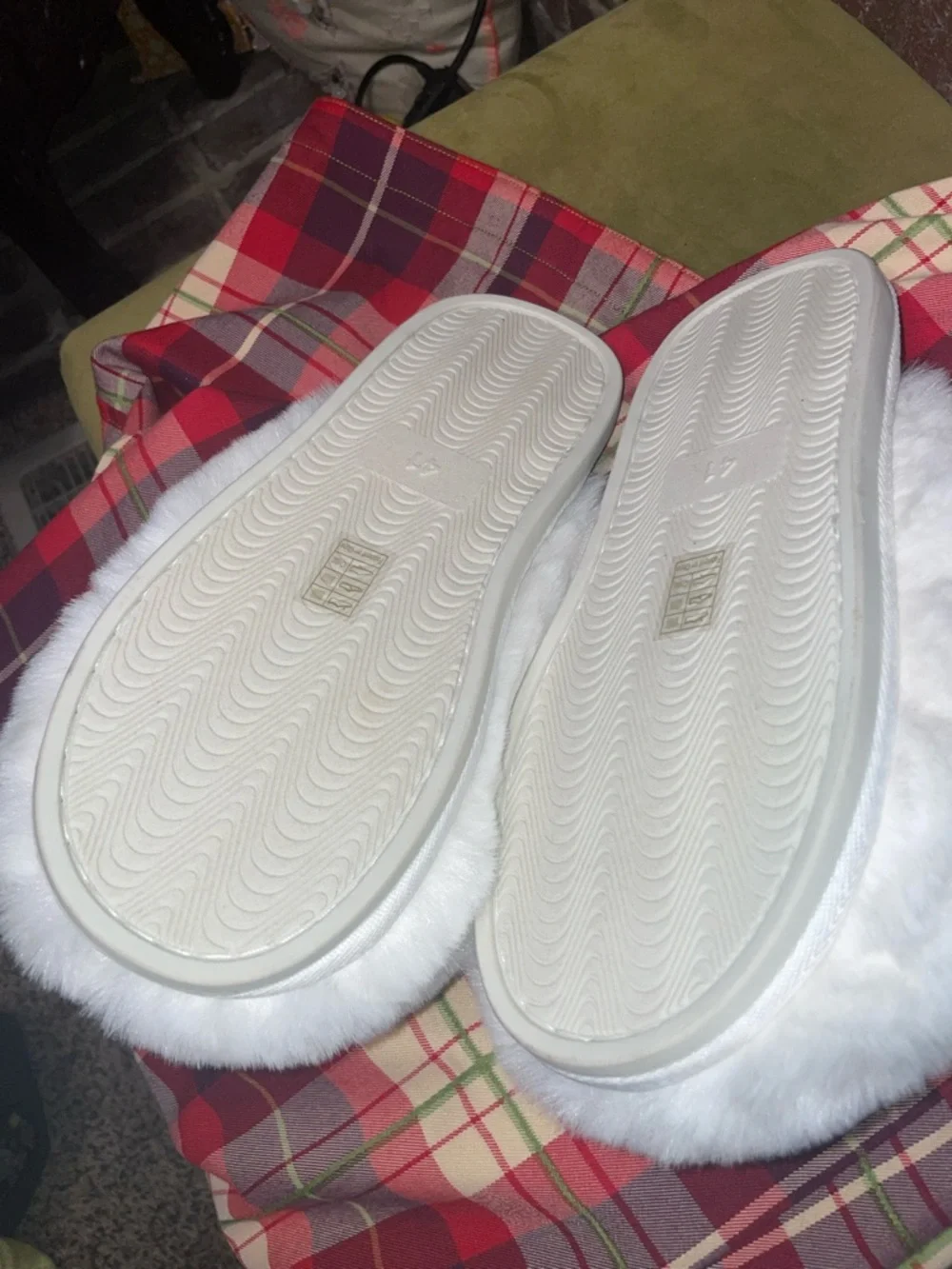 Free People SNOWBALL SLIPPERS IN SNOW FAUX FUR NEW - Picture 3 of 3